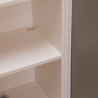 Detalj av bokhyllans konstruktion och hyllplan